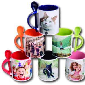 TAZA BLANCA CON FONDO, ASA Y CUCHARA DE COLOR